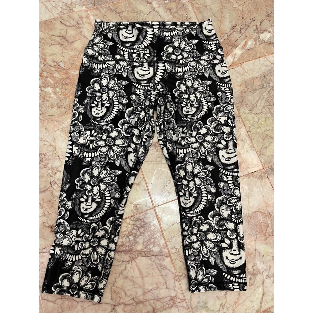 Black and White Floral Patterned Leggings